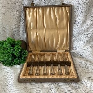 Vintage Sliver plates Dessert Forks. Set of 6 in a Case Made in England